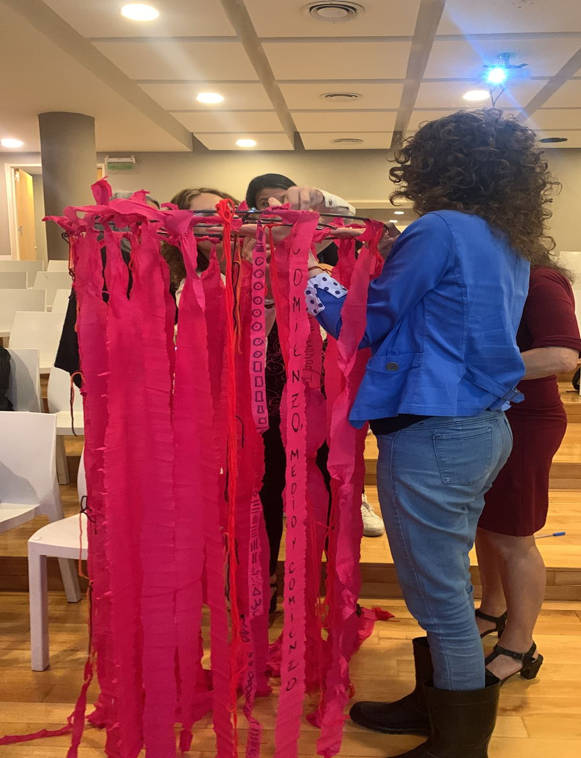 Quipus Menstrual. Obra coletiva realizada com papel crepe. Buenos Aires, 6/12/2023. Quipus Menstrual. Obra coletiva realizada com papel crepe. Buenos Aires, 6/12/2023.