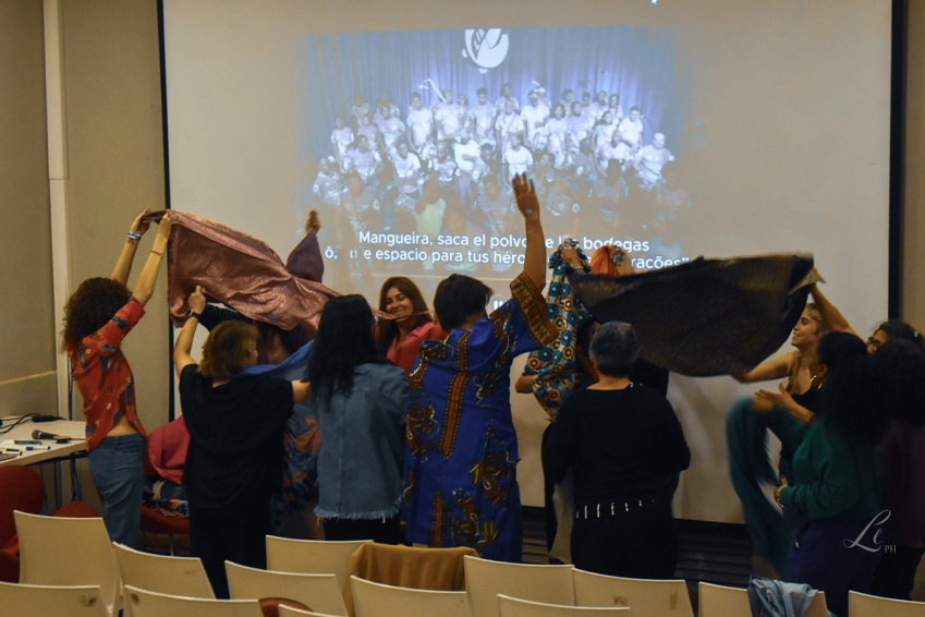 Parangolé Coletivo. Dança com Molas Africanas. Buenos Aires, 7/12/2023. Fotografia: Ludmila Lustman.
